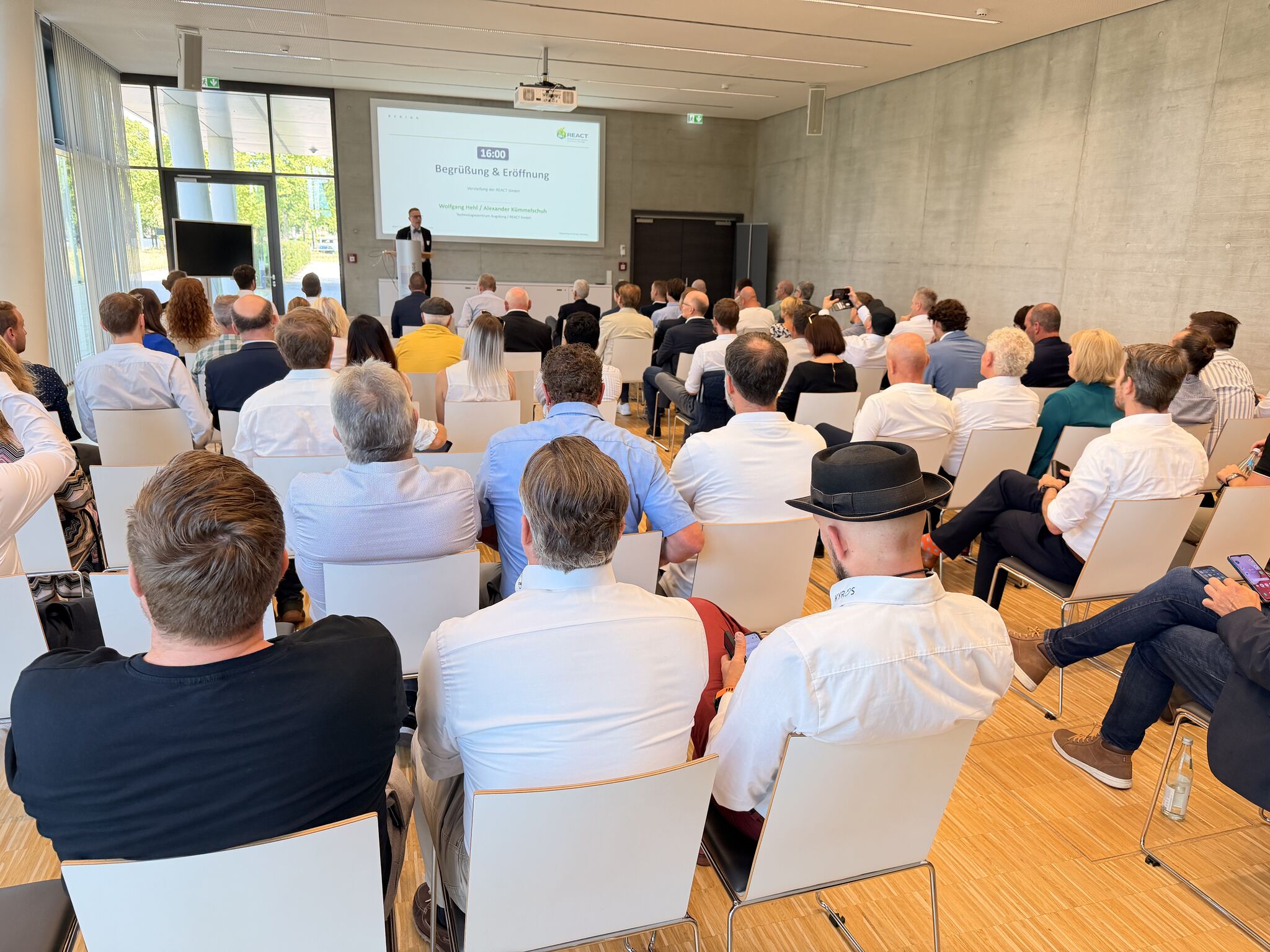 Around 100 invited guests at the opening event of REACT GmbH at the Augsburg Technology Center